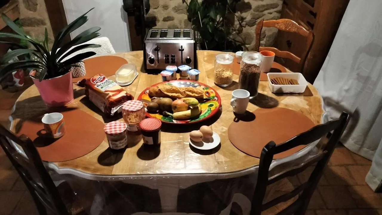 Cheix De Celine & Mathieu Bed & Breakfast Ambert 0*,  France